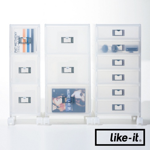 三個自由搭配可疊式A4文件收納盒，皆為半透明霧面塑膠材質，配有銀色金屬標籤框。其中一個收納盒內含CD，另一個收納盒內含DVD。