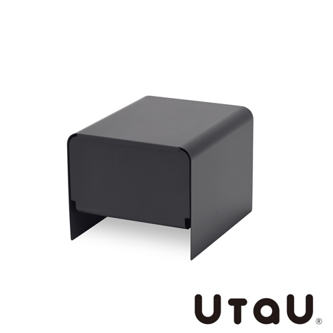 黑色簡約抽屜式收納櫃，採用金屬材質，邊緣圓潤，前方設有抽屜，櫃體下方有兩個向外延伸的腳，整體呈現簡潔俐落的設計風格。