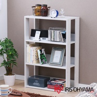 白色三層收納架，寬度約60公分，展示有書籍、CD、音響、相框、鬧鐘、玻璃瓶與籃子裝飾品。