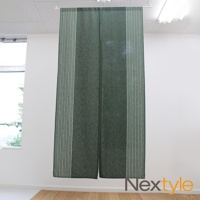 一扇綠色純棉門簾，中央有垂直開口，兩側飾有細密的垂直條紋，條紋顏色為米白和淺綠。