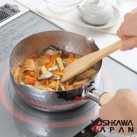 不鏽鋼單柄雪平鍋，鍋身有錘紋，內含胡蘿蔔、香菇、油豆腐等食材，由木鏟正在翻炒。鍋柄為木質，整體呈現銀色金屬光澤。