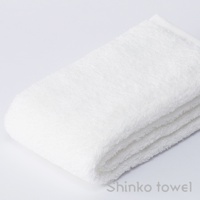 Landwell Hotel 泉州精繡長纖匹馬棉毛巾，純白色，質地柔軟，呈現疊放的細節。