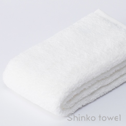 Landwell Hotel 泉州精繡長纖匹馬棉毛巾，純白色，質地柔軟，呈現疊放的細節。