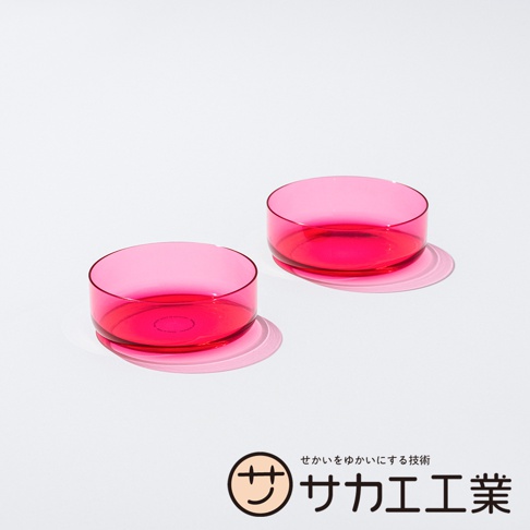 SAKAE 品牌圖標和日文文字，旁邊是兩個粉紅色的玻璃碗。