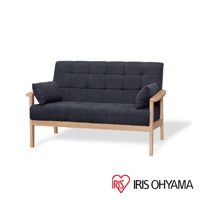 實木雙人布沙發，深灰色布面，帶有格紋縫線，配有淺色木質框架和扶手，附贈兩個同色系抱枕。