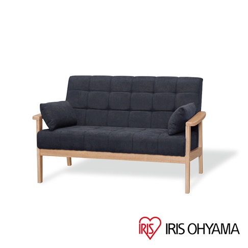 實木雙人布沙發，深灰色布面，帶有格紋縫線，配有淺色木質框架和扶手，附贈兩個同色系抱枕。