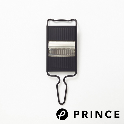 黑色金屬安全刨絲器，設有銀色不鏽鋼刀片，具備流線型手柄和掛鉤，適合廚房使用。