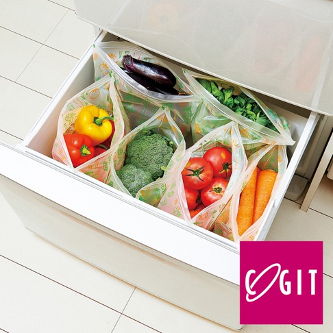 透明環保鮮綠袋內裝有茄子、紅黃甜椒、青花菜、番茄及胡蘿蔔等各式蔬果，袋身印有綠色植物圖案。