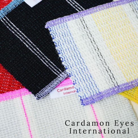 多款Kitchen Mette壓克力纖維無痕清潔巾，織紋明顯，邊緣縫線精緻。包含黑色、白色、紅色、粉色及黃色等顏色，部分帶有藍色、黃色條紋，材質柔軟。