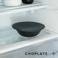 CHOPLATE BOWL沙拉碗，黑色，圓形，帶有蓋子，放置於冰箱層架上。