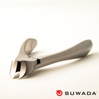 日本職人指甲剪-經典款 S，不鏽鋼材質，銀色，彎曲的刀刃，握柄設計，擺放在白色背景上。