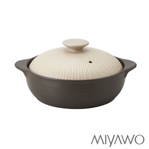 IH系列6.5號耐溫差陶土湯鍋，容量1.1L，鍋身與鍋蓋皆為陶土材質。鍋蓋為米白色，帶有放射狀的紋路和一個透氣孔，鍋蓋頂部有一個同色系的圓形提手。鍋身為深灰色，外側有橫向的條紋裝飾，兩側設有方便端取的把手。