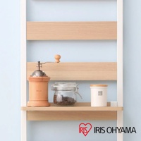 寬49公分頂天立地收納掛架，白色支架搭配原木色層板，展示木質咖啡磨豆機、玻璃罐裝咖啡豆與白色儲物罐。