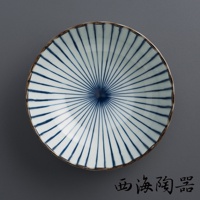 一個波佐見燒兩件式丼飯碗，碗身為白色陶瓷，內側繪有放射狀的藍色線條，中心為深藍色圓點，碗緣有褐色邊飾。