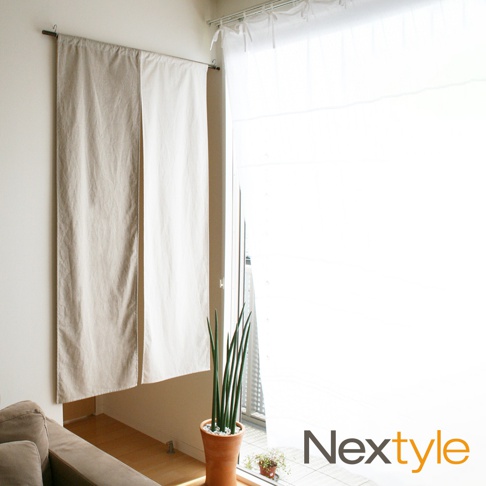 兩片式門簾，左片為淺褐色，右片為米白色，材質皆為棉麻混紡，懸掛於門框上，簡約日式風格。