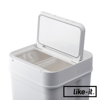 白色塑膠製的雙格垃圾桶，頂蓋開啟，內部裝有兩個垃圾袋。