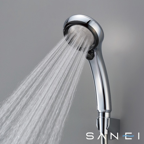 銀色金屬材質的蓮蓬頭，正噴射出細緻的水流，蓮蓬頭上有品牌標誌。