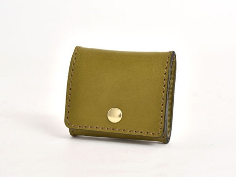 橄欖綠皮革製成的箱型零錢包，正面有金色按扣，側邊以咖啡色縫線車邊，簡約實用。