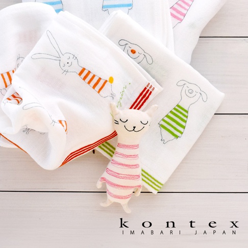 一隻粉色條紋的白色布偶貓，旁邊是幾塊印有可愛動物圖案的白色有機棉紗布巾，圖案包括長頸鹿、兔子和狗，紗布巾邊緣有彩色條紋裝飾。