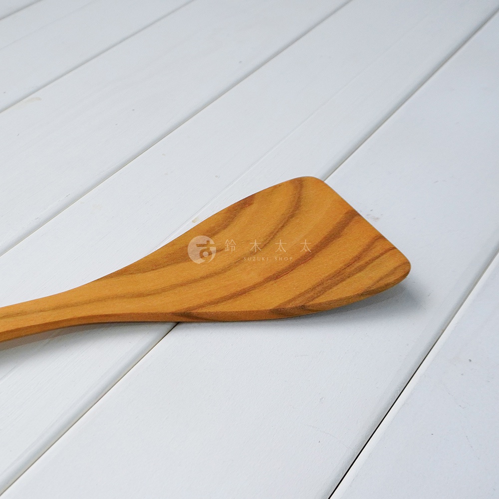 YAMASAKURA 山櫻木平口鍋鏟，木質呈現溫潤的淺褐色，帶有天然的紋理，鍋鏟頭部為平坦設計，適合翻炒食材。