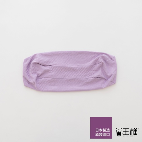 薰衣草紫色的長條形枕套，表面帶有細緻的斜紋織法，材質柔軟。