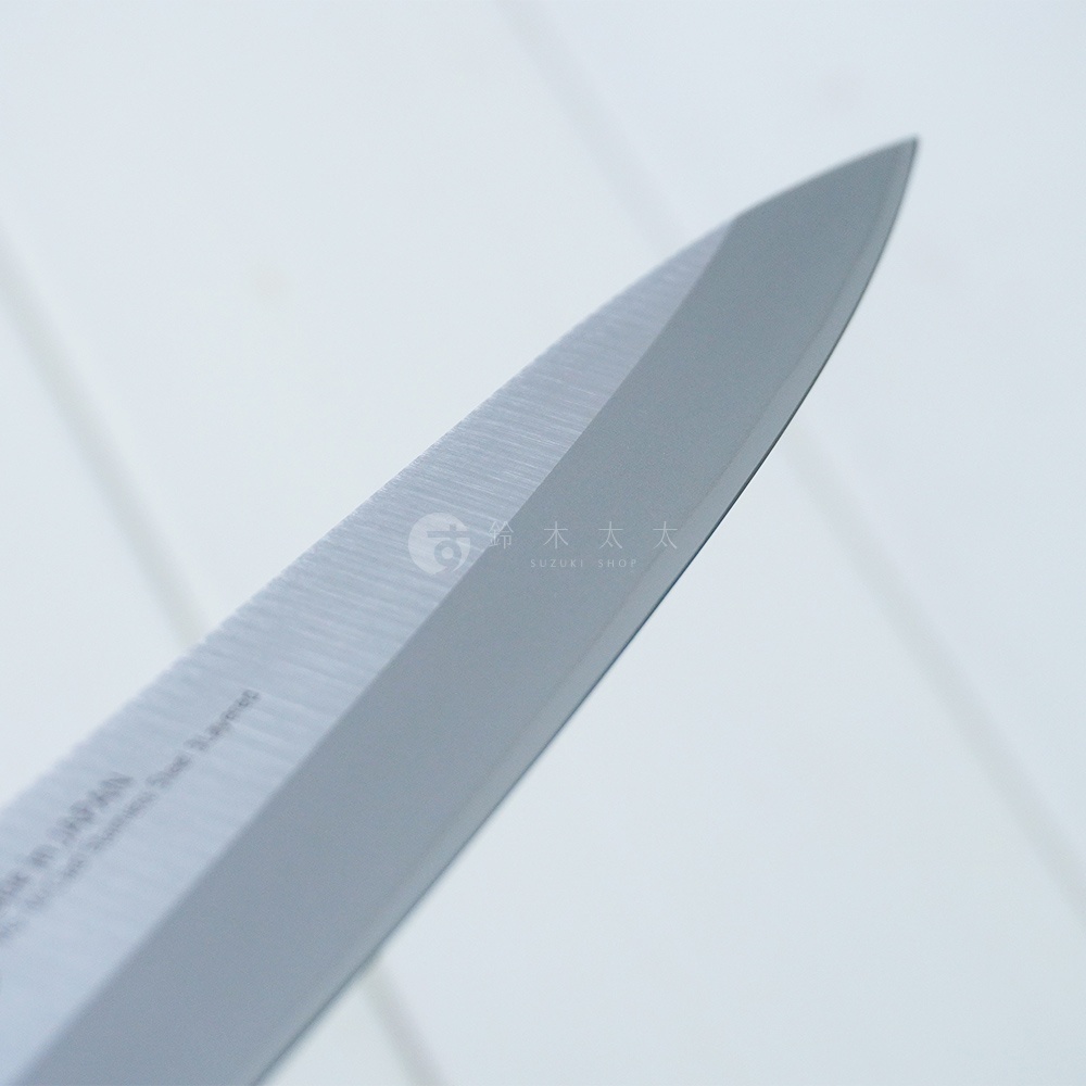 燕三條 VG-10 不鏽鋼水果刀，刀刃為銀色鏡面拋光，刀身上印有「MADE IN JAPAN」及「Stainless Steel Layered」等字樣。