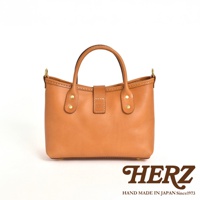 職人手作皮革迷你托特包，經典棕色，簡約設計，雙提把，前有品牌壓紋皮標與金屬釦帶，適合日常攜帶。