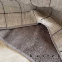 GRAPH 草木染格紋有機棉枕套，米灰色調，格紋圖案，材質為有機棉。