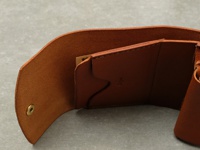 職人手作皮革Organ迷你短夾，咖啡棕色，展示內部結構，包含卡槽與零錢袋，材質為皮革，附有金屬按鈕。