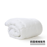 純白色雙人羽絨被，一角藍色滾邊，被子捲起，上方印有日文文字。