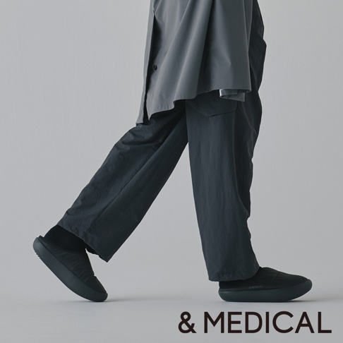 &MEDICAL KAMOLEG 3.0 美腳健身機能鞋 M，展示穿著黑色長褲和黑色鞋子的特寫畫面