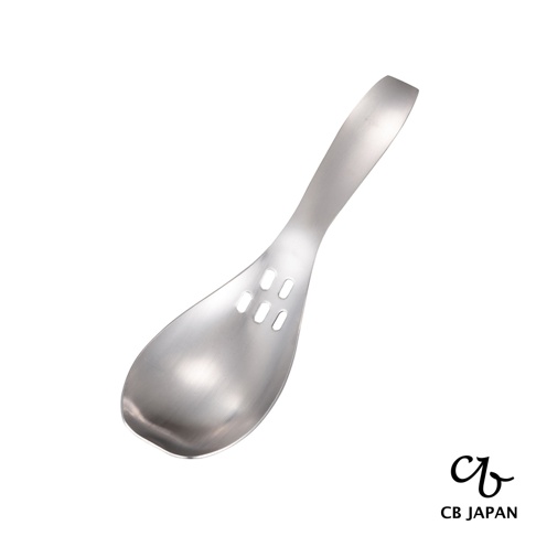 CB JAPAN 日本製不鏽鋼瀝湯勺，勺面有數個圓孔設計，方便瀝湯。
