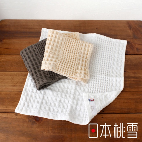 三條今治鬆餅方巾，分別為白色、米色和深灰色，以蜂窩狀織紋呈現，質地柔軟。