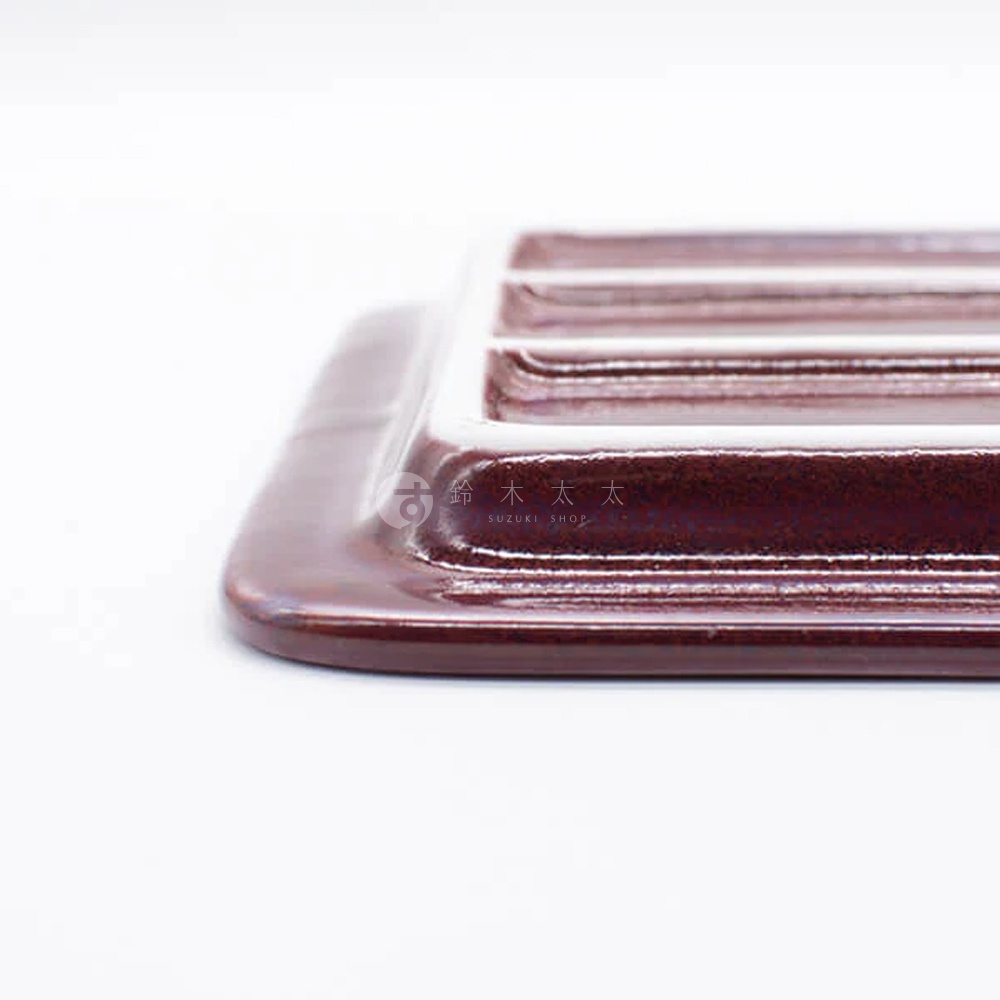 深棕色美濃燒素釉吐司專用盤，設有三個分隔槽，盤面光滑，邊緣圓潤。