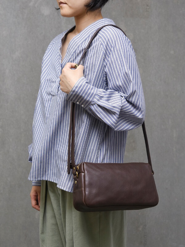 職人手作皮革Organ輕巧拉鍊單肩包 (G-80) M，深棕色，方形結構，帶有拉鍊封口和可調節的細長肩帶，以天然皮革製成，質感細膩。