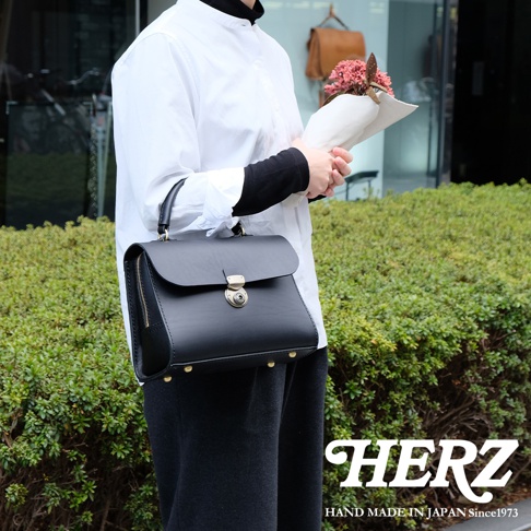 日本HERZ手工皮革側背包，附有品牌標誌HAND MADE IN JAPAN Since1973