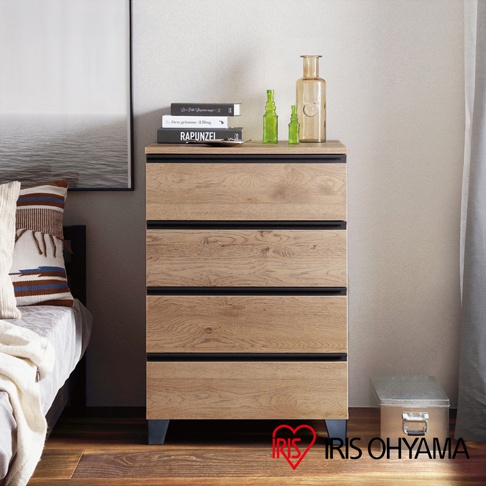 附櫃腳木製收納櫃 WCH-L590，展現天然木紋質感，搭配黑色抽屜面板與簡約櫃腳，共三色可選。