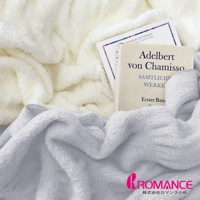 兩條 Aurora 奶霜泡泡柔彈四季毯，一條為米白色，另一條為淺灰色，皆為柔軟的毛絨材質，其中一條淺灰色毯子上放置了一本書。