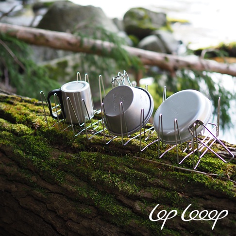 伸縮式不鏽鋼瀝水架，架身為銀色金屬材質，上面放置了兩個銀灰色不鏽鋼碗和一個銀色不鏽鋼杯。