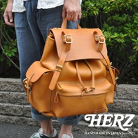 職人手作皮革復古風旅行後背包，經典棕色，採用光滑皮革材質，配有側袋、束繩開口、雙搭扣翻蓋及可調式肩帶，整體風格復古耐用。