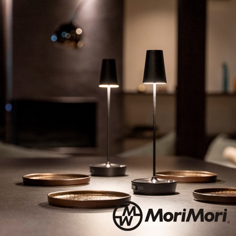 兩盞金屬復古風LED氛圍燈，燈罩為黑色圓錐形，燈柱細長，底座為圓形黑色。燈光從燈罩下方散發，照亮燈柱。桌面上擺放著幾個銅色圓盤。