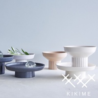 koudai 美濃燒高腳平盤，展示有深藍色、淺灰色、米色和白色四種顏色。盤面有細緻的紋理，底部為圓柱形高腳設計，風格簡約。