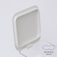 白色密封防潮調味料盒，蓋子半開，露出透明盒身及品牌標誌。