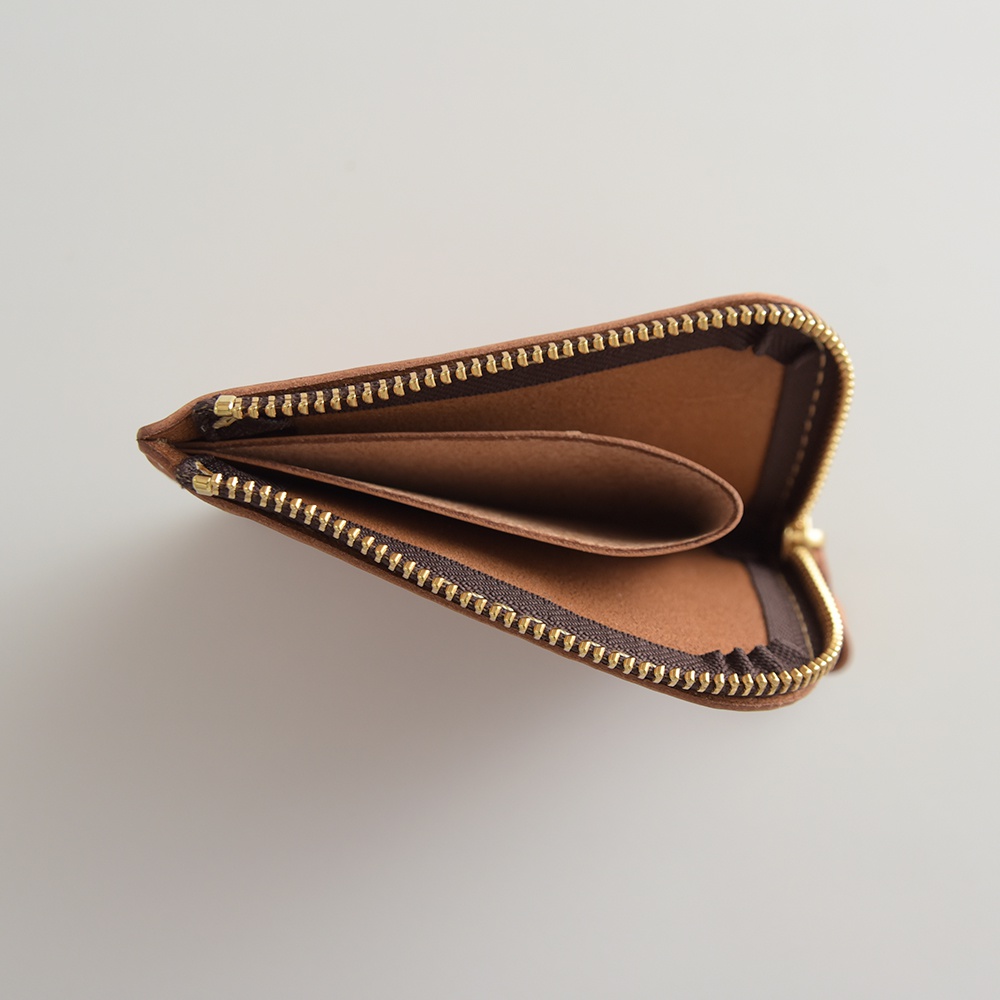 職人手作皮革L型拉鍊迷你短夾，卡其棕色，採用柔軟皮革材質，配有金色拉鍊，內部有夾層設計。
