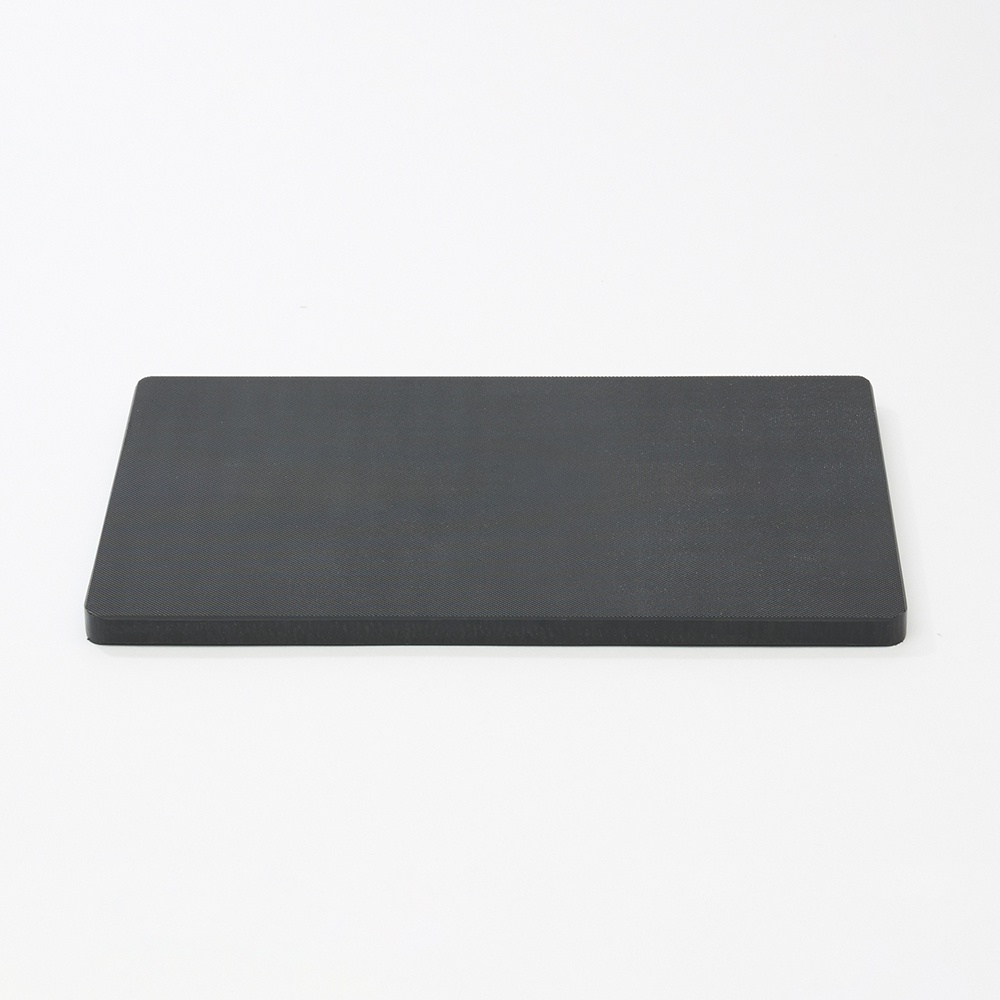 日製 26 公分黑色塑膠砧板，表面有細緻的紋理，邊緣呈現圓角設計。