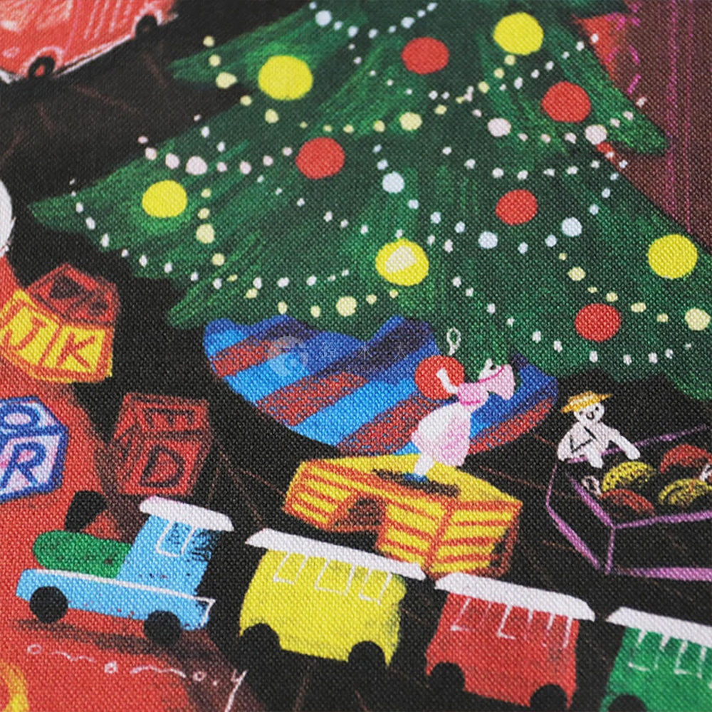 帆布印有聖誕樹，裝飾著紅色、黃色和白色的燈飾與圓形裝飾。樹下散落著藍色條紋禮物、紅色和黃色積木，以及一列由藍色、黃色和紅色火車組成的玩具火車。一旁還有一個小男孩和裝滿禮物的箱子。