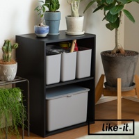 like-it 品牌的手提式居家萬用分隔收納盒-小款2入組，收納盒擺放在黑色櫃子上，上面有盆栽植物，下方櫃子有兩個灰色收納盒。