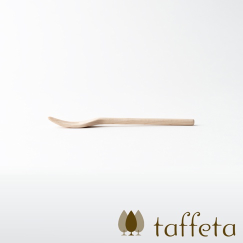淺色楓木製點心叉，具有光滑的木質紋理和簡約的設計，單獨置於白色背景上。