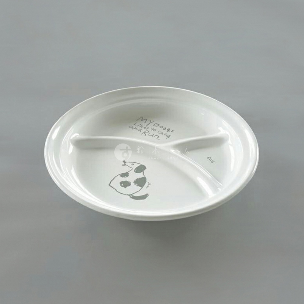 CAT&DOG 琺瑯分隔餐盤，白色圓形琺瑯材質，有兩個分隔區，盤面印有灰色卡通小狗圖案、英文文字「MY Doggy likes to catch and Run.」及小骨頭圖案。