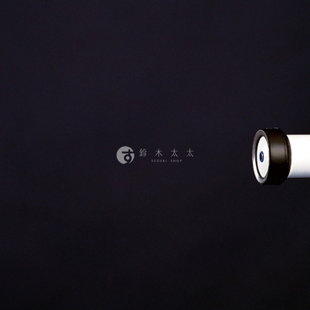 白色塑膠製成的噴嘴，末端為深棕色環狀，中心有藍色圓形孔洞。